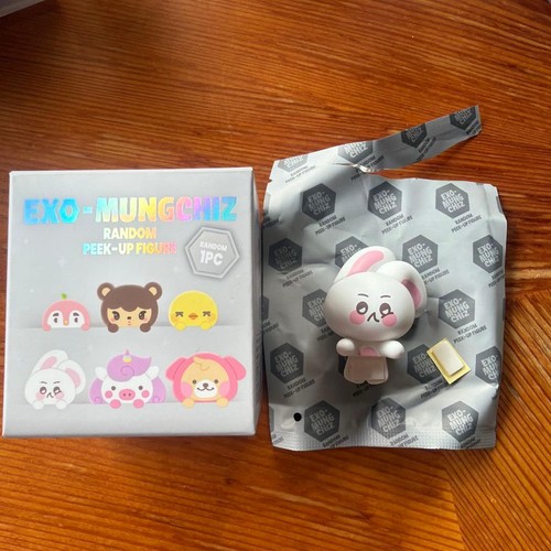 Suho random peek figure - random,